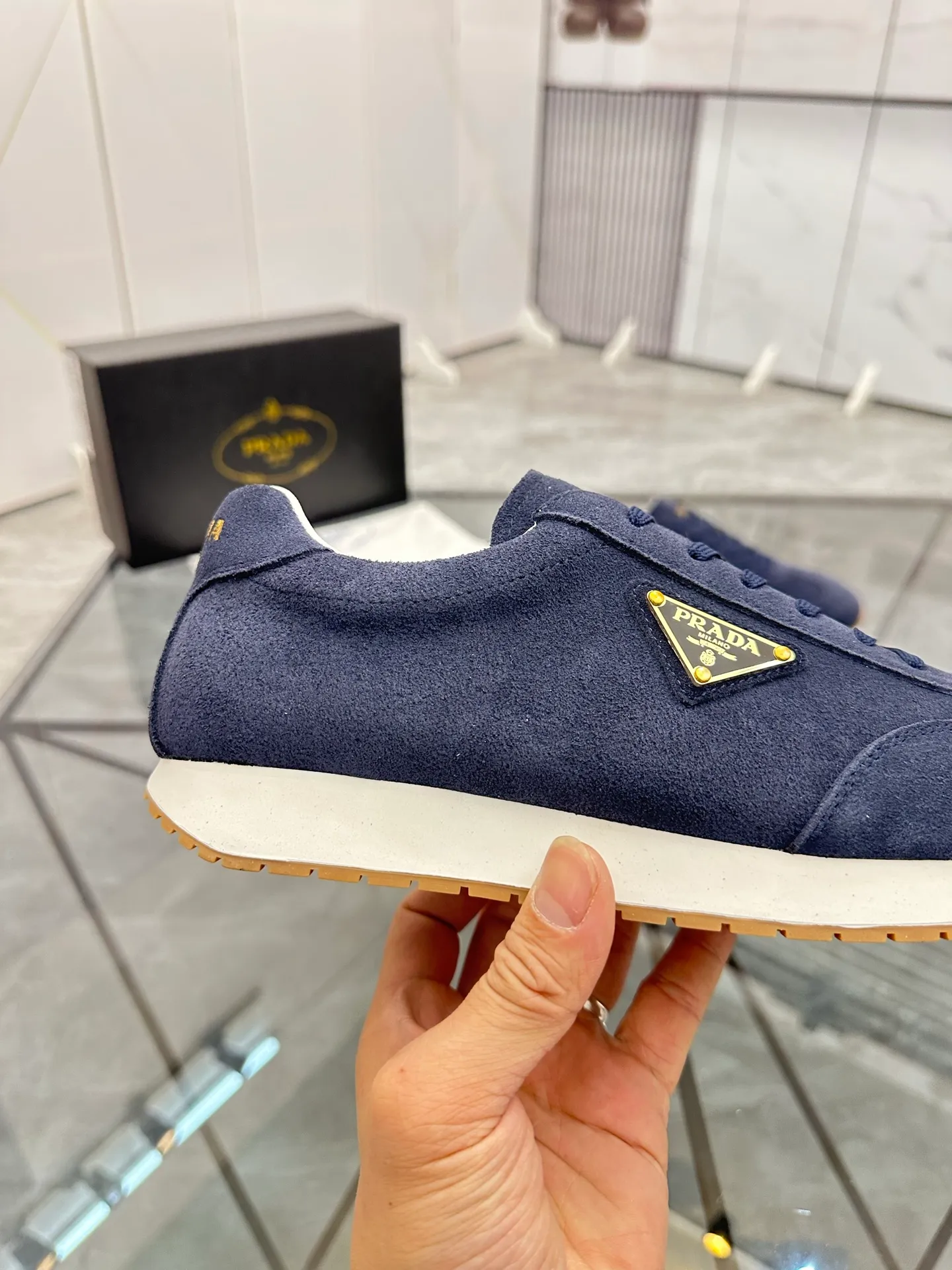 Men's shoes: 💰P420¥ Product trademark: Prada *"Prada*" low-top casual shoes Regular size: 38-44 (can be customized to 45) Product materials: imported nubuck leather upper, sheepskin lining, original outsole. Number: 020
